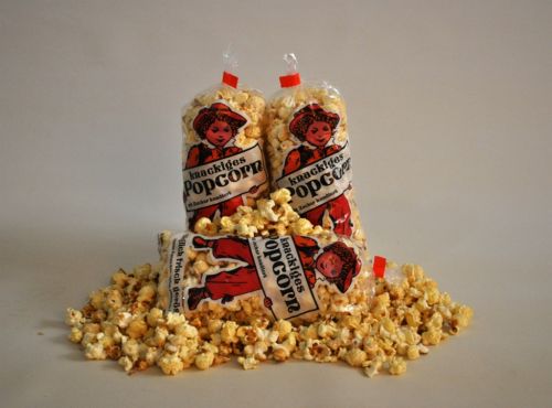 Fertiges Popcorn salzig in Popcorntüten im Karton 100L